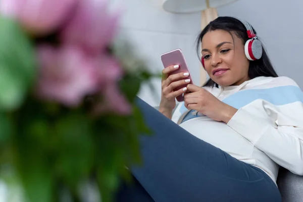 African American Pregnant Woman Listening Music Headphones Using Smartphone — Stock Photo, Image