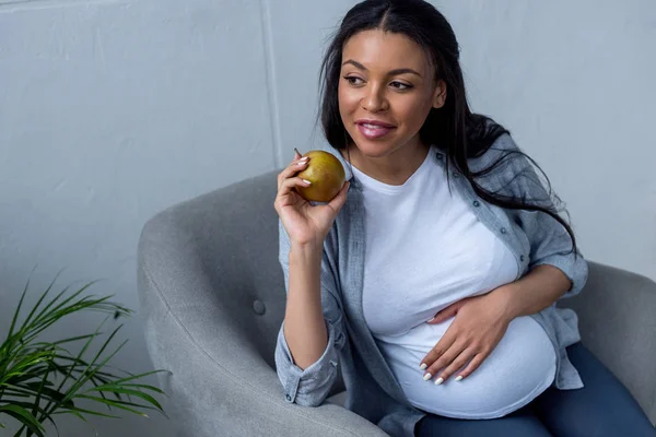 African American Kobieta Ciąży Trzyma Jabłko — Zdjęcie stockowe