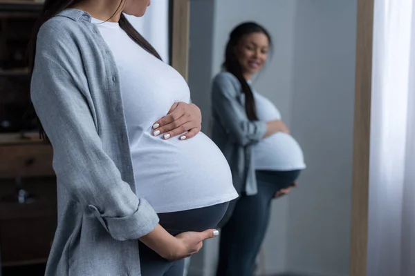 African American Kobieta Ciąży Patrząc Jej Brzuch Lustro — Zdjęcie stockowe