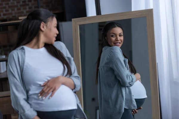 Afro Amerikai Terhes Nézi Tükörképét Tükörben — Stock Fotó
