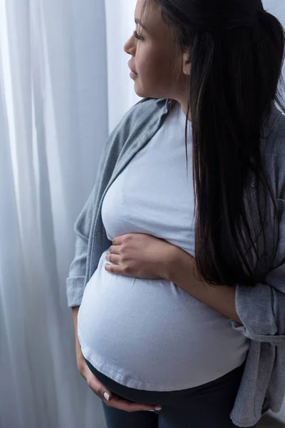 Mulher Grávida Afro Americana Tocando Sua Barriga Enquanto Olha Para — Fotografia de Stock