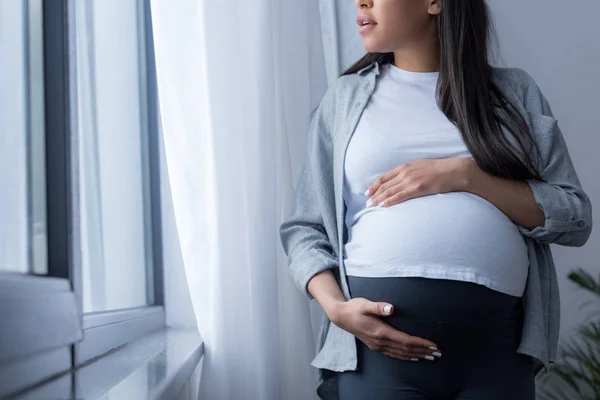 Przycięte Widzenia African American Kobieta Ciąży Dotykając Jej Brzuch Stojąc — Zdjęcie stockowe