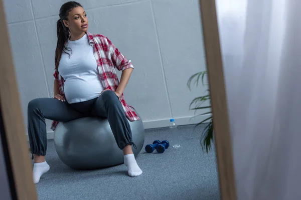Mirror Reflection African American Pregnant Woman Sitting Fit Ball — Stock Photo, Image