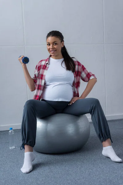 Africano Americano Embarazada Mujer Sentado Fit Bola Entrenamiento Con Dumbbell —  Fotos de Stock