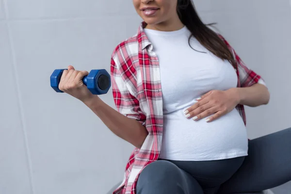 Przycięte Widzenia African American Kobieta Ciąży Ćwiczenia Hantle — Zdjęcie stockowe