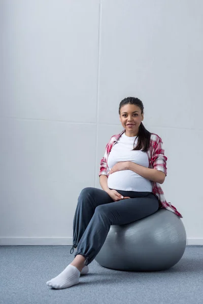 Smiling African American Pregnant Woman Sitting Fit Ball — Free Stock Photo