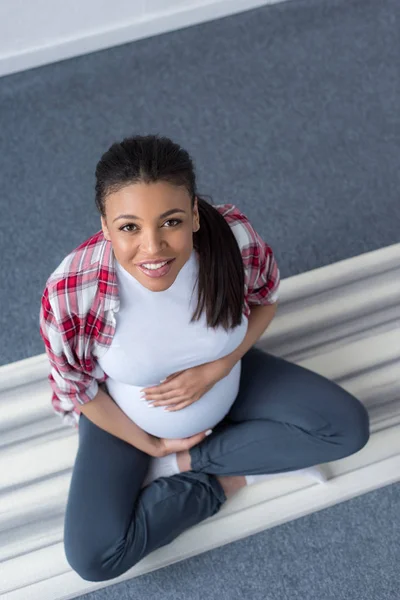 Visão Aérea Mulher Grávida Afro Americana Sorridente Praticando Ioga Tapete — Fotografia de Stock