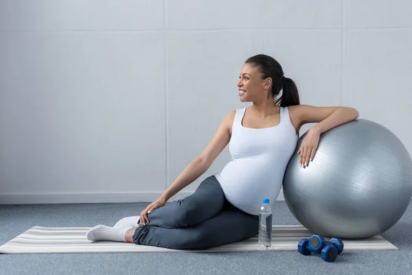 African American Pregnant Woman Sitting Fit Ball Water Dumbbells — Stock Photo, Image