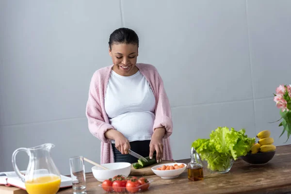 Mulher Grávida Afro Americana Fazendo Salada Cozinha — Fotografia de Stock