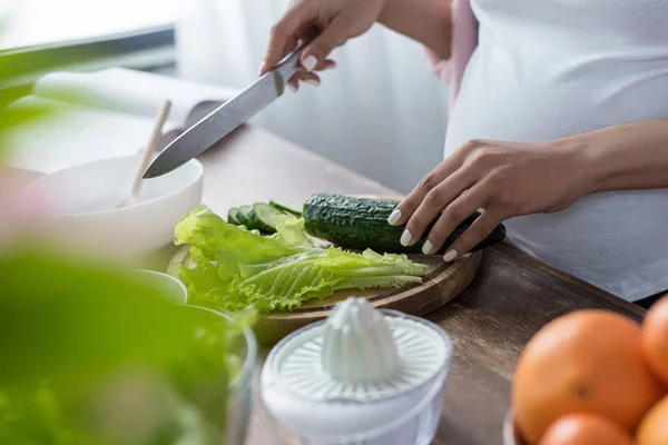 Beskuren Bild Gravid Kvinna Skära Gurka Och Sallad Kök — Stockfoto