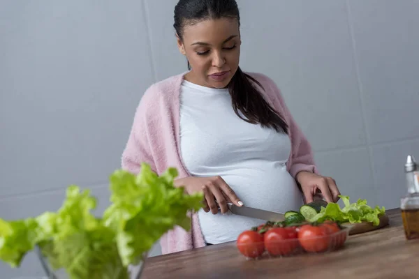 African American Pregnant Woman Making Salad Kitchen — Free Stock Photo