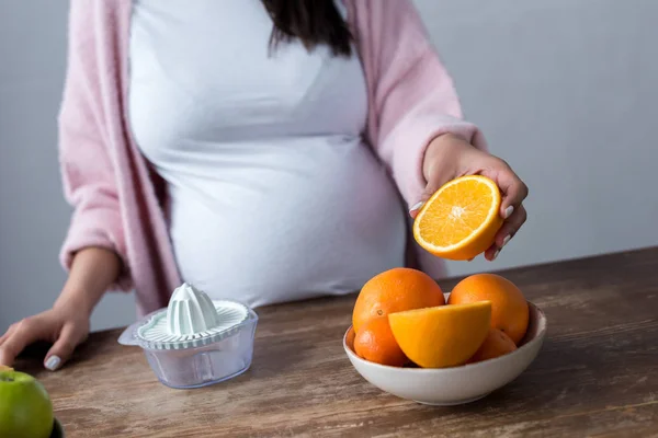 Vue Recadrée Femme Enceinte Faisant Jus Orange Avec Pressoir — Photo