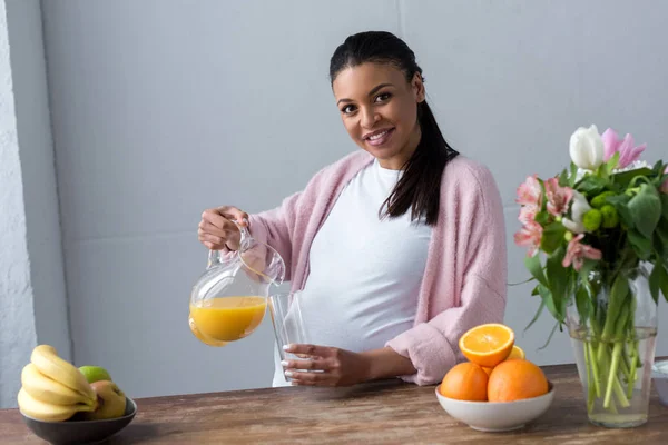 African American Pregnant Woman Pouring Juice Kitchen Fresh Fruits — Stock Photo, Image