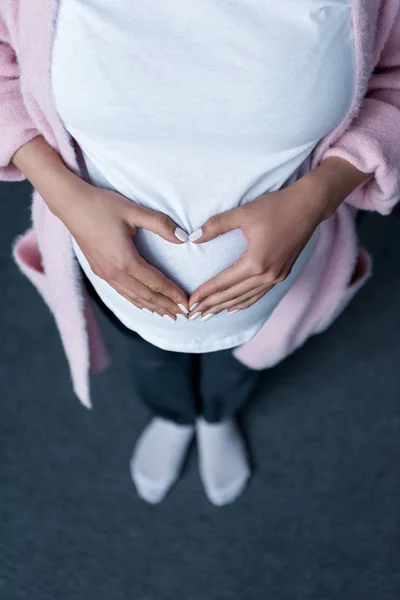 Obcięty Widok Kobiety Ciąży Serce Symbol Ręce Brzuchu — Zdjęcie stockowe