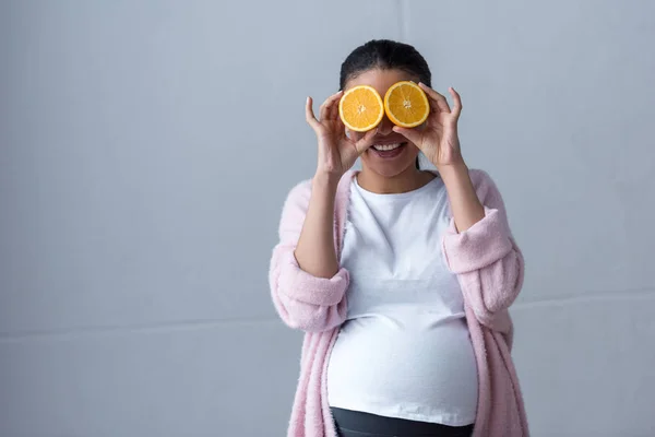 Mujer Embarazada Afroamericana Con Dos Mitades Naranja — Foto de Stock