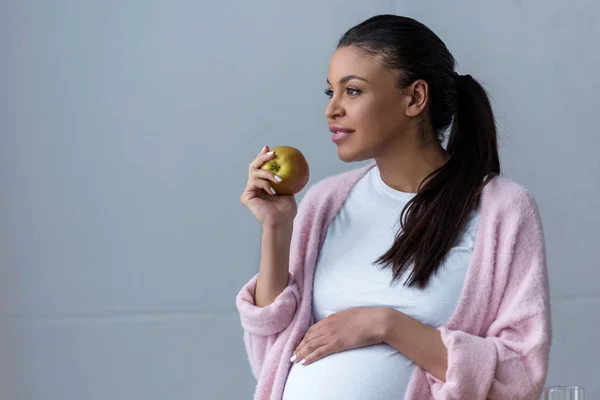 Όμορφη Αφρικανική Αμερικανική Γυναίκα Έγκυος Φρέσκο Μήλο — Φωτογραφία Αρχείου