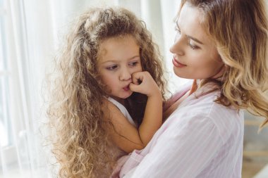 güzel anne sevimli kıvırcık kızı silah tutan 
