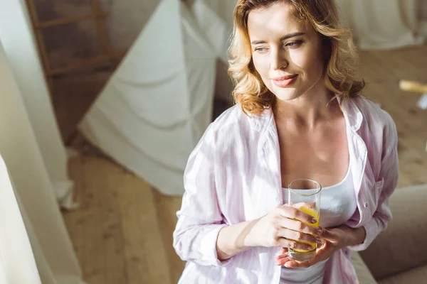 Mulher Atraente Pijama Com Suco Laranja Pela Manhã — Fotografia de Stock Grátis