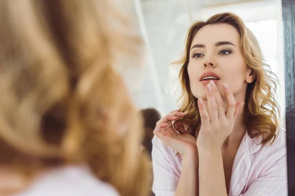 Hermosa Mujer Mirando Los Labios Reflejo Espejo — Foto de Stock