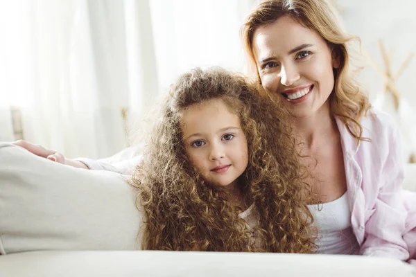 Gelukkig Moeder Schattig Krullend Dochter Camera Kijken — Stockfoto