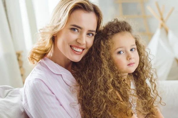 Portrait Beautiful Smiling Mother Adorable Curly Daughter — Stock Photo, Image