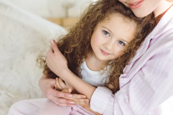 Madre Abbracciando Sua Adorabile Figlia Sorridente — Foto Stock