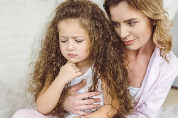 Mãe Abraçando Sua Filha Encaracolado Ofendido — Fotografia de Stock