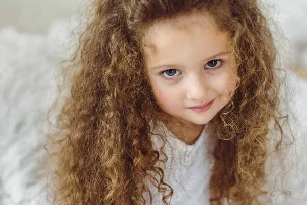 Ritratto Adorabile Bambino Riccio Che Guarda Fotocamera — Foto Stock