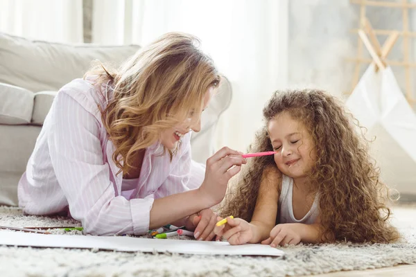 Filha Encaracolado Mãe Feliz Desenho Com Marcadores Divertindo — Fotografia de Stock