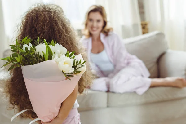 Little Daughter Bouquet Flowers Her Mom Happy Mothers Day — Stock Photo, Image