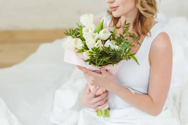 Beskuren Bild Kvinna Med Bukett Blommor För Internationella Kvinnodagen — Stockfoto