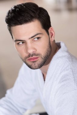 yakışıklı genç adam bornoz uzağa bakarak sakallı