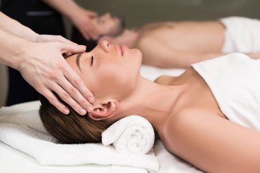 Genç çift masaj spa salonu sahip kısmi görmek  