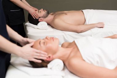 Genç çift masaj birlikte spa merkezi olan yan görünüm