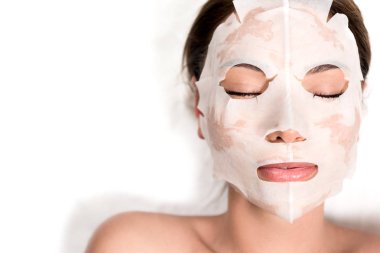 güzel genç kızla maskeli yüz rahatlatıcı spa salonda kapalı gözler             