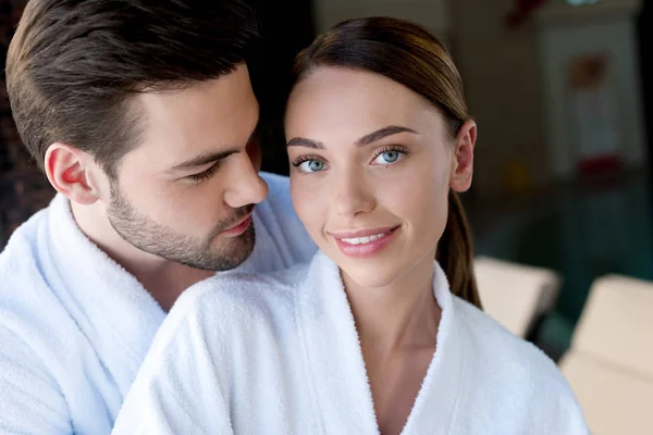 Feliz Jovem Casal Roupões Banho Descansando Juntos Centro Spa — Fotografia de Stock