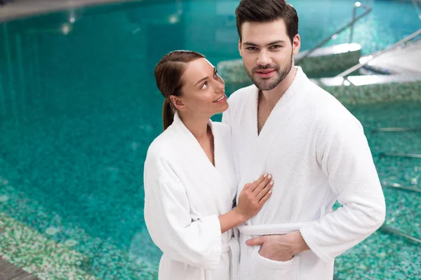 Pasangan Muda Kamar Mandi Berdiri Dekat Kolam Renang Pusat Spa — Stok Foto