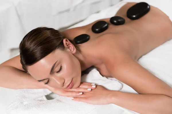 Mooie Jonge Vrouw Met Hete Stenen Massage Spa Salon — Stockfoto