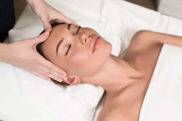 Beautiful Young Woman Relaxing Having Head Massage Spa Salon — Stock Photo, Image