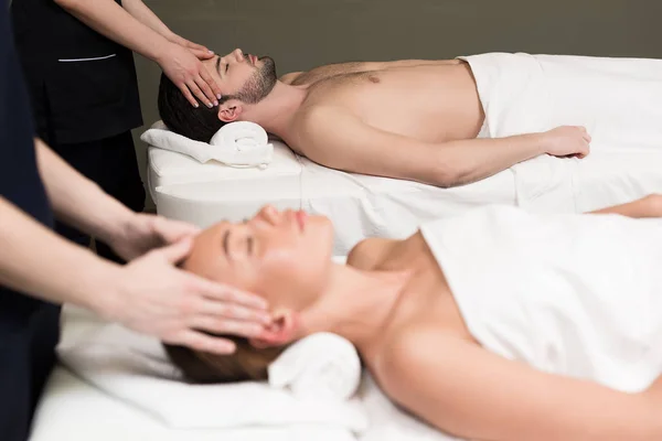 Zijaanzicht Van Jong Koppel Met Massage Samen Spa Centrum — Stockfoto