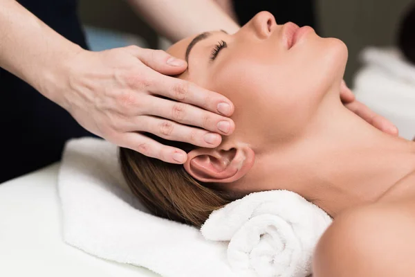 Jovem Mulher Relaxante Tendo Massagem Cabeça Salão Spa — Fotografia de Stock