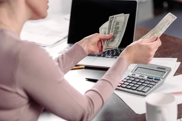 Recortado Tiro Mujer Contando Dinero Mesa Con Ordenador Portátil — Foto de Stock