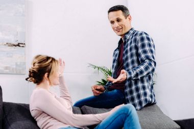 karı koca koltukta evde istirahat ederken konuşmayı yan görünüm