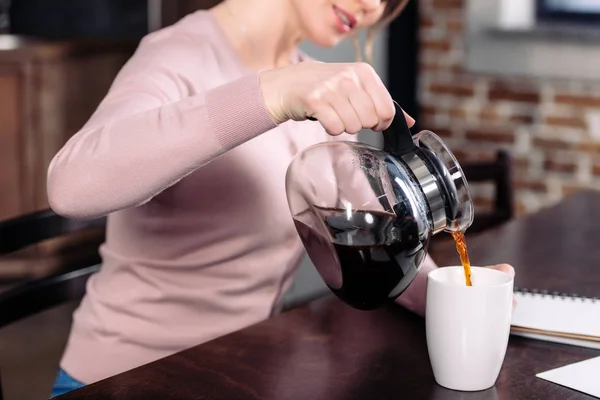 Kahve Fincan Masada Evde Içine Dökme Kadının Kısmi Görünümü — Stok fotoğraf