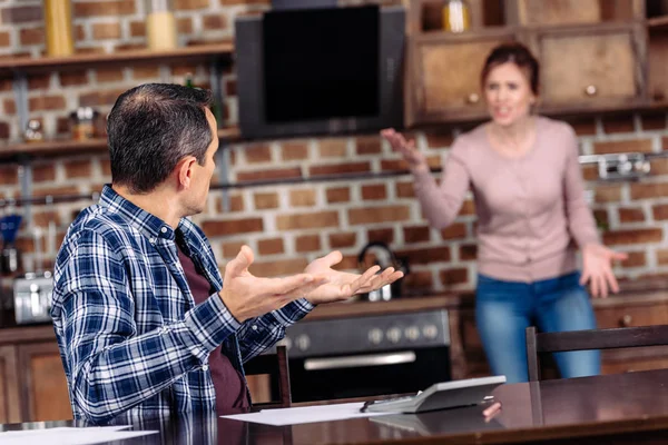 Selectieve Aandacht Van Vrouw Man Hebben Argument Keuken Thuis Financiële — Stockfoto