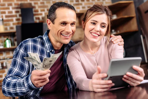 Porträt Eines Glücklichen Paares Das Hause Gemeinsam Geld Zählt — Stockfoto