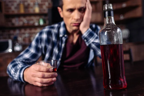 Selective Focus Depressed Man Sitting Table Bottle Glass Alcohol Home — Stock Photo, Image