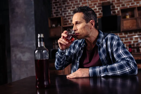 Hombre Con Vaso Alcohol Sentado Mesa Cocina Casa — Foto de stock gratis