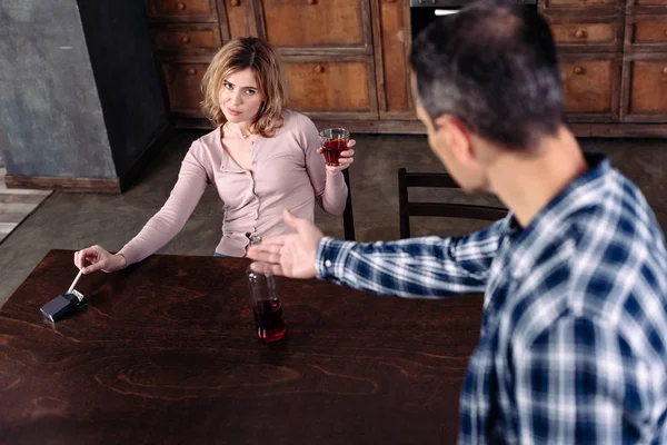 男性与醉酒妻子在家里喝酒的选择性聚焦 — 免费的图库照片