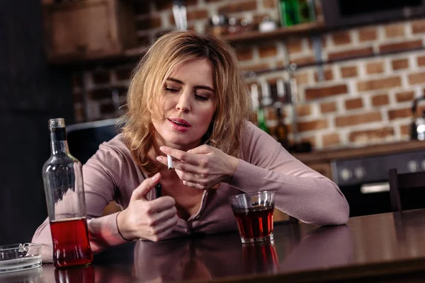 Retrato Mulher Com Cigarro Copo Álcool Mesa Cozinha — Fotografia de Stock